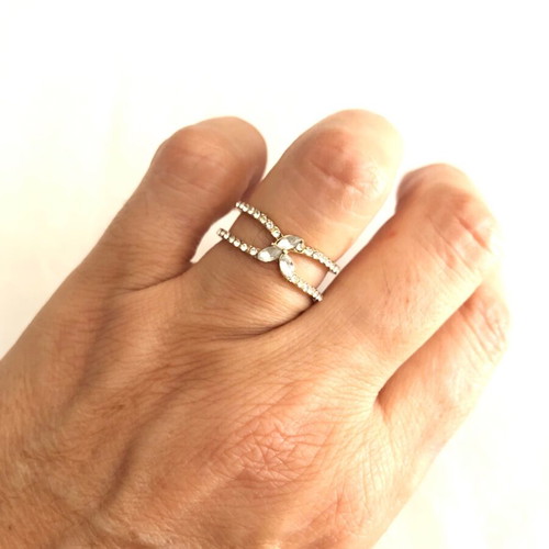 Ring with rhinestones like new, gold color
