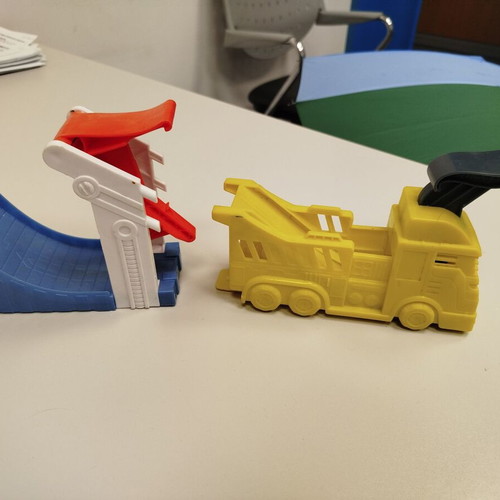 Hot Wheels toy cars like new, pack of 39 with 2 launchers