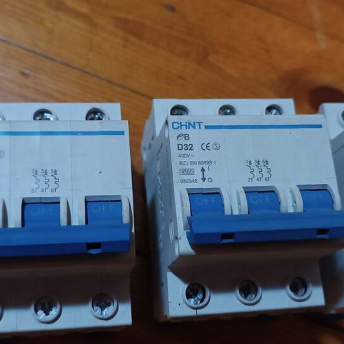 Set of 39 ABB-HAGER-CHINT fuses, residual current relay and indicator lights like new