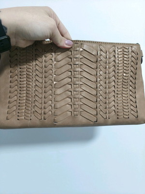 Γυναικεία τσάντα χειρός Trussardi μεταχειρισμένη, μπεζ με διάτρητο σχέδιο