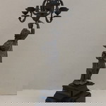  Ρολόι μεταλλικό με αγάλματα Αφροδίτης και Έρωτα, μαρμάρινη βάση και δυο πεντάκερα κηροπήγια.