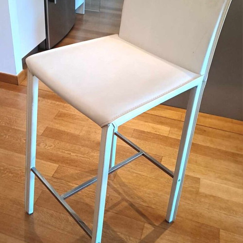 Leather stool chair like new for kitchen counter