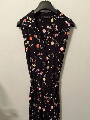 Floral Trendyol dress size L like new with buttons and belt