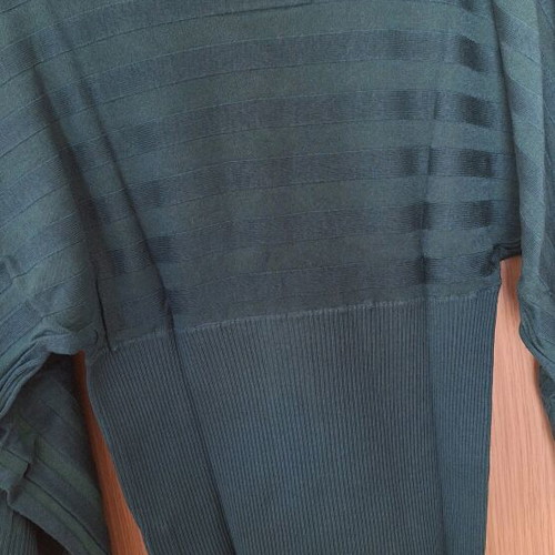 Women's blouse with batwing sleeve like new, green