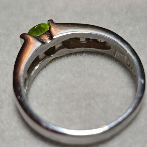 Silver 925 ring with peridot like new