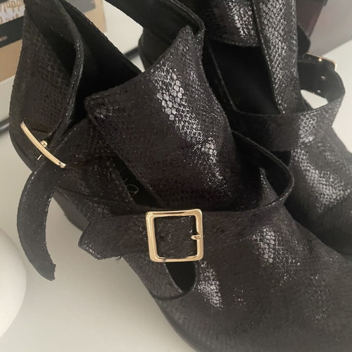 Amelia low cowboy ankle boots like new, black croc with side openings