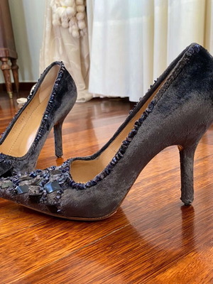 Gucci pumps like new with minor stone loss