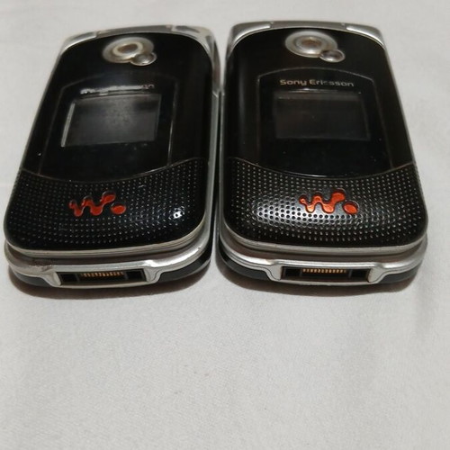 Sony Ericsson W300i Walkman phones used, pack of 2, clamshell