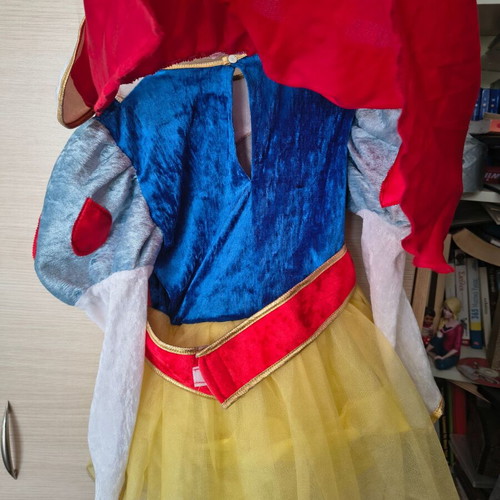 Snow White costume size 6 like new