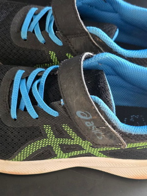 Παιδικά αθλητικά παπούτσια Asics μεταχειρισμένα, νούμερο 34,5 μαύρο και μπλε