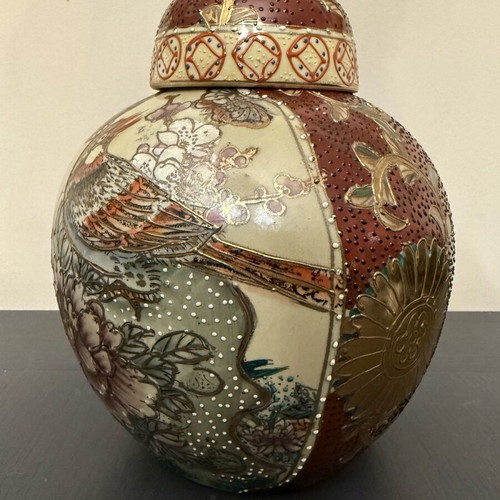 Satsuma vase with lid like new with handmade embossed painting
