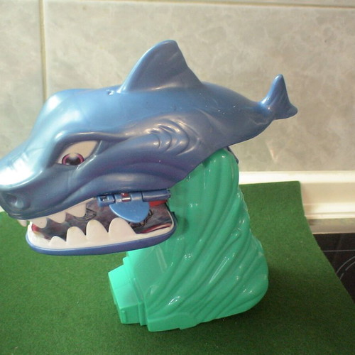 Hot Wheels City Shark Beach Battle Challenge playset