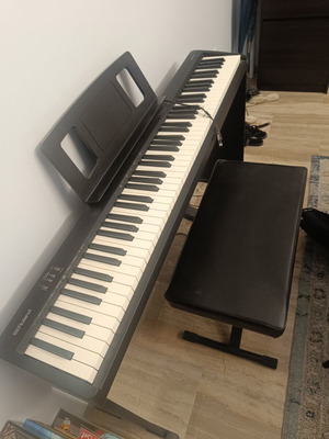 Ηλεκτρικό πιάνο Roland FP10 σαν καινούργιο με βάση και σκαμπό