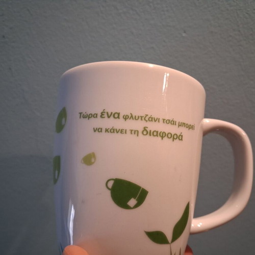 Lipton tea used, two mugs and collectible metal tin