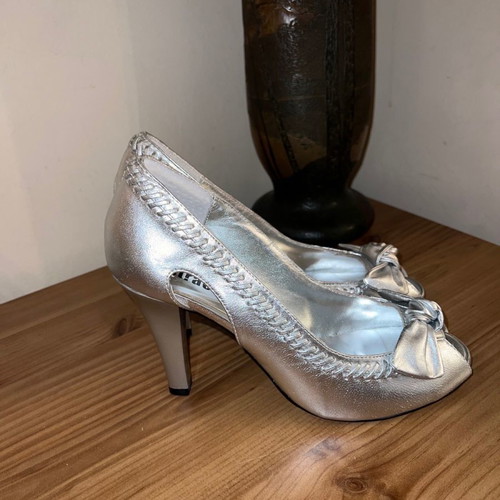 Leather shoes new, size 39