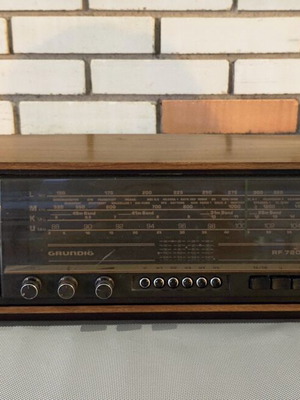 Винтидж радио Grundig RF 720 употребявано с пластмасов корпус с дървесен ефект