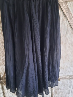 Black skirt like new, one size