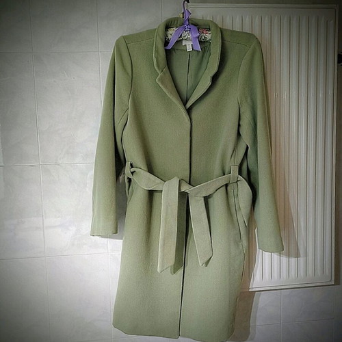 Women's coat H&M like new, pistachio color with belt