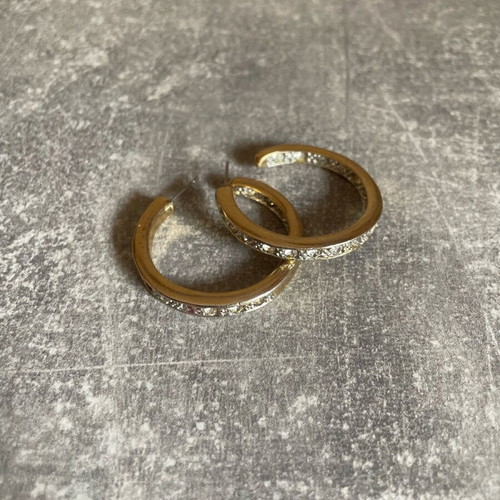 Gold earrings used with small diamonds