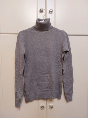 Gray turtleneck sweater used, size S