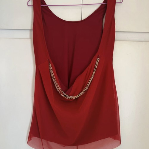 Red sleeveless blouse like new with open back and chain design
