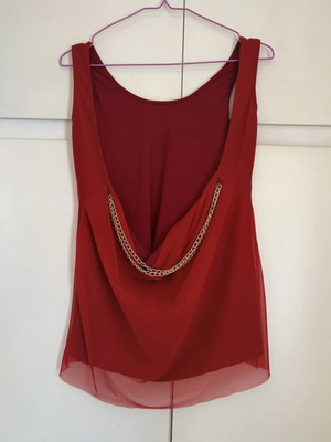 Red sleeveless blouse like new with open back and chain design