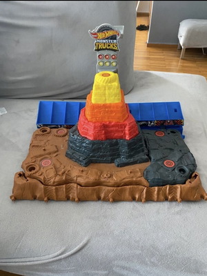 Hot Wheels Monster Trucks Arena Smashers Bone Shaker Ultimate Crush Yard like new