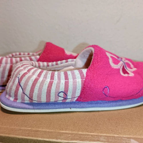 Children's slippers No28/29 in good condition