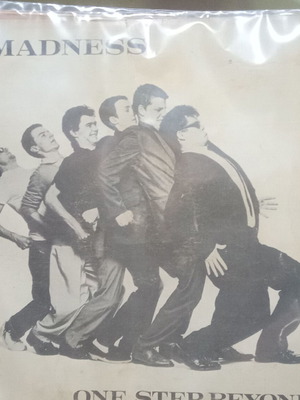 Madness One Step Beyond βινύλιο μεταχειρισμένο με κηλίδες και άνοιγμα στο εξώφυλλο