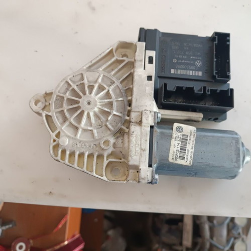 Front right window motor for Group VAG '05-'11 like new