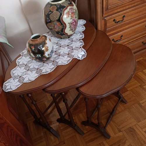 Living room tables 3-piece nesting set like new