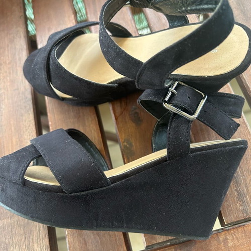 Black platform sandals like new, size 36, suede style