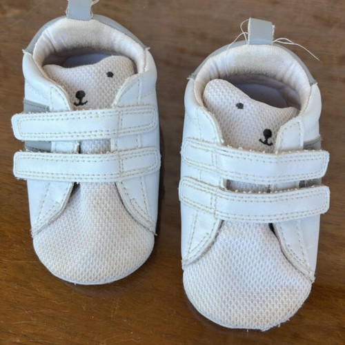Baby shoes used for 9 to 12 months
