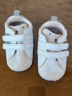 Baby shoes used for 9 to 12 months