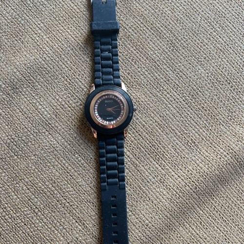 Gucci watch like new, battery needed
