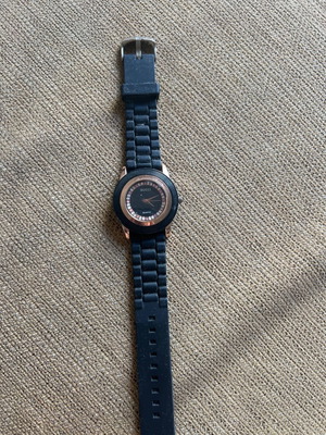 Gucci watch like new, battery needed