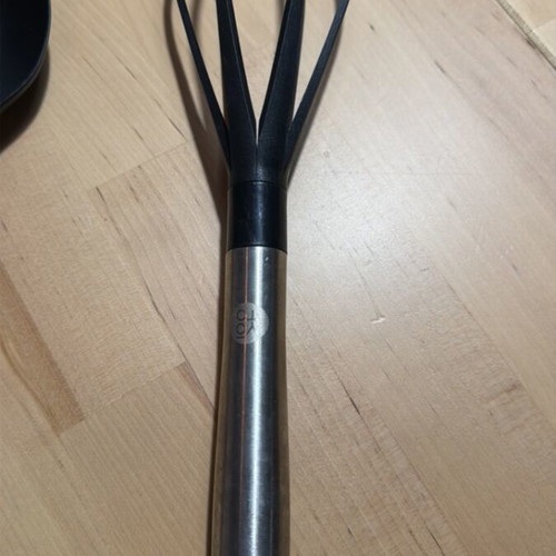 Kitchen utensil set like new, nylon spatula, spoon, whisk