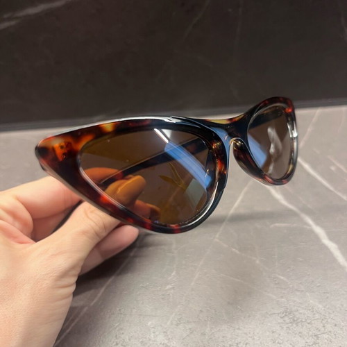 Butterfly-shaped tortoiseshell sunglasses like new, brown