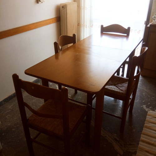 Kitchen table like new with four wooden chairs with woven seats