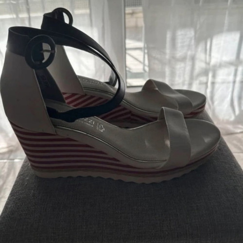 Marco Tozzi platform sandals size 40-41 new, white with striped heel