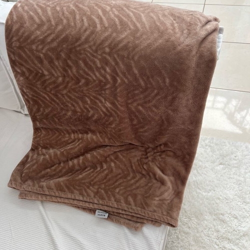 Sofa throw like new, Mocca color, 2.50x1.75, Design Drops