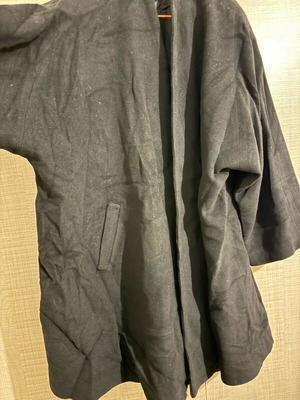 Black coat 100% lana like new, cape style