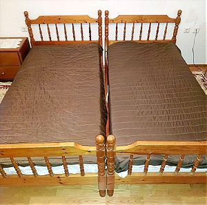 2 κρεβάτια με τα στρώματά τους.