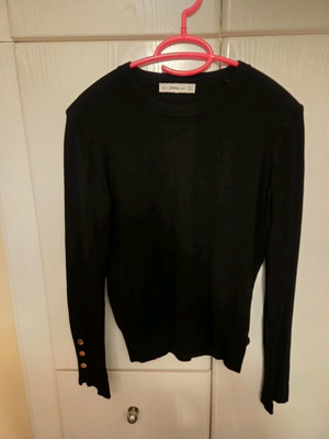 Μπλούζα Zara μαύρη medium μεταχειρισμένη με χρυσά κουμπάκια στα μανίκια