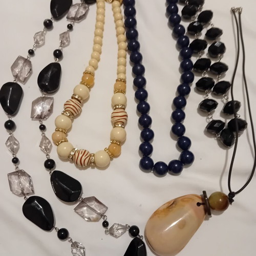 Women's necklaces set like new, pack of 9