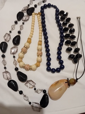 Women's necklaces set like new, pack of 9