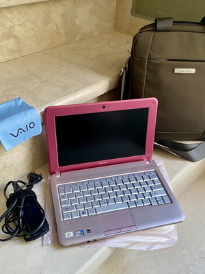 Sony VAIO Netbook VPCM12M1E new, pink/fuchsia with premium carrying case