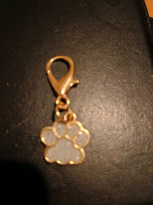Keychain with Paw Design new, white and gold