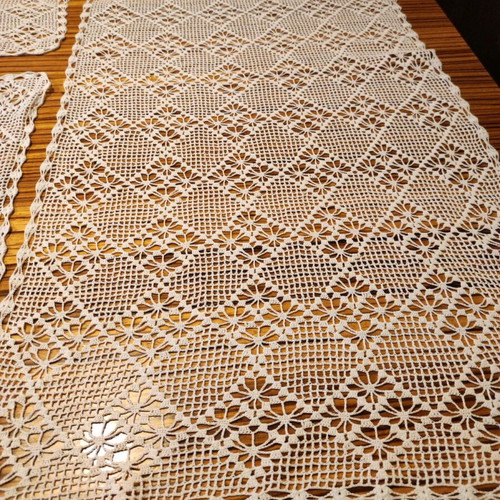 Set of 3 embroidered table runners like new