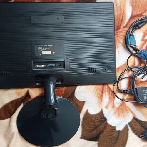 Turbo-X TX-185ELM 18.5" LCD Monitor like new with accessories
